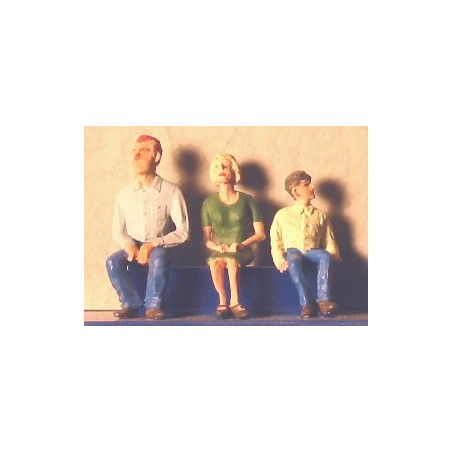 Famille assise (figurines non peintes)